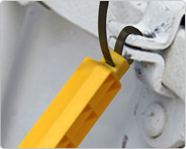 attach an anti-metal RFID cable tag onto metallic products