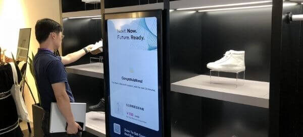 manage shoes in the showcase with RFID